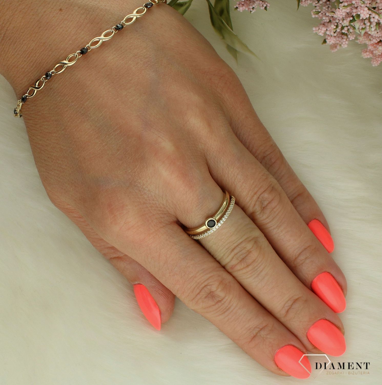 Złoty pierścionek damski 375 z czarną cyrkonią PI 6615 375. Złoty pierścionek damski. Złoty pierścionek na prezent. Pierścionek złoty dla kobiety. Złoty pierścionek próby 375. Pierścionek złoty z czarnymi cyrkoniami (1).jpg